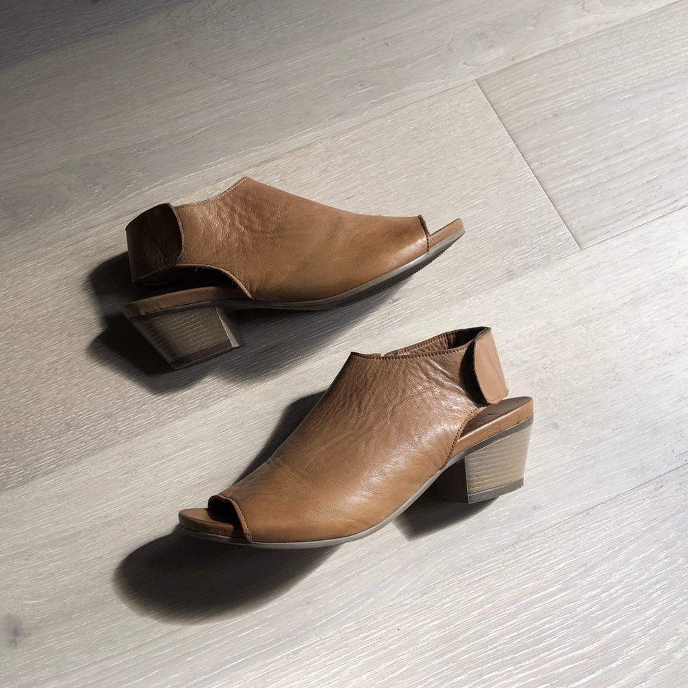 Bueno Tan Leather Open-Toe Block Heel Sandals